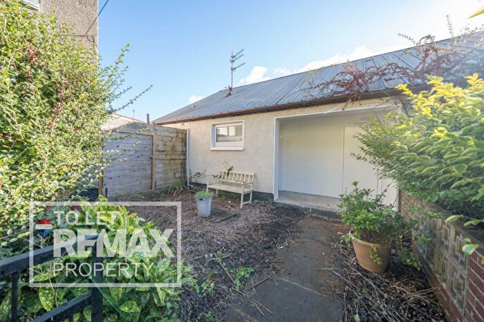 3 Bedroom Semi-Detached House To Rent In Beech Road, Bathgate, EH48