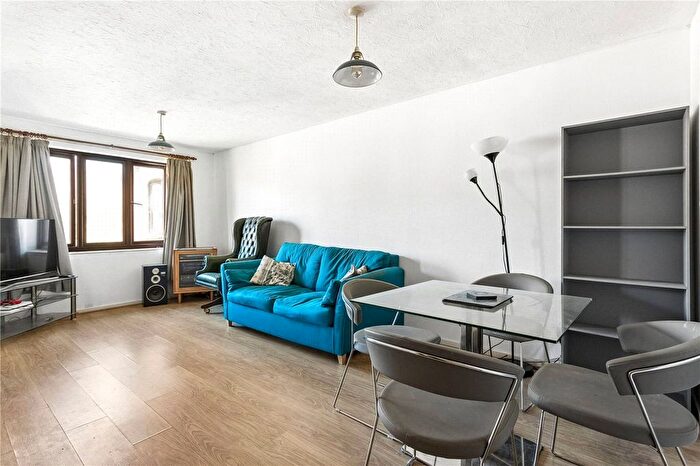 1 Bedroom Flat For Sale In Riverside Close, London, E5