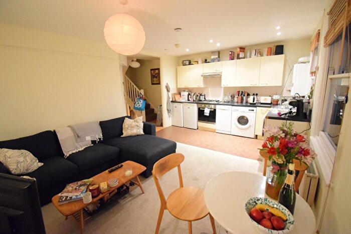 2 Bedroom Flat To Rent In Ramsden Road, Wandsworth, London, SW12