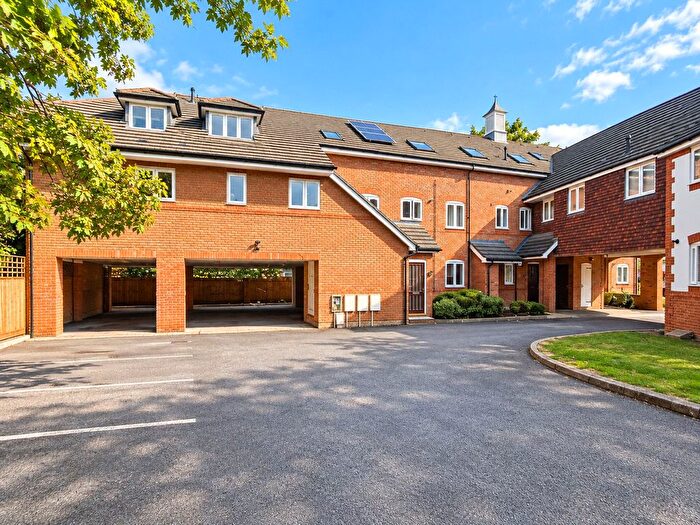 2 Bedroom Flat To Rent In Kingsway, Woking, Surrey, GU21