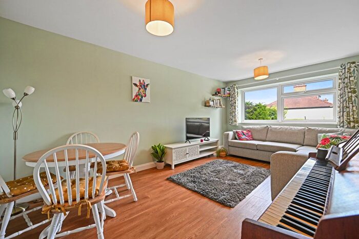 2 Bedroom Flat To Rent In Carshalton Grove, Sutton, SM1