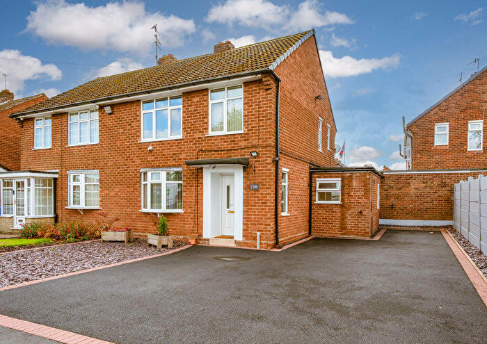3 Bedroom Semi-Detached House For Sale In Bromley Lane, Kingswinford, DY6