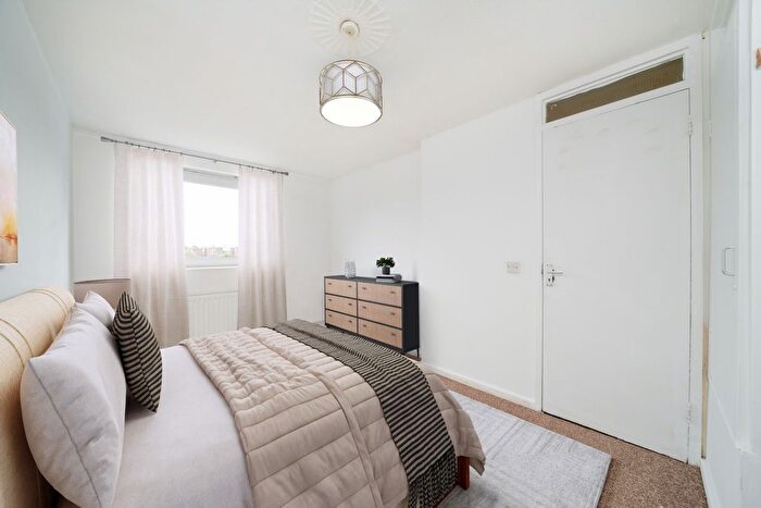 2 Bedroom Maisonette For Sale In Old Bethnal Green Road, London, E2