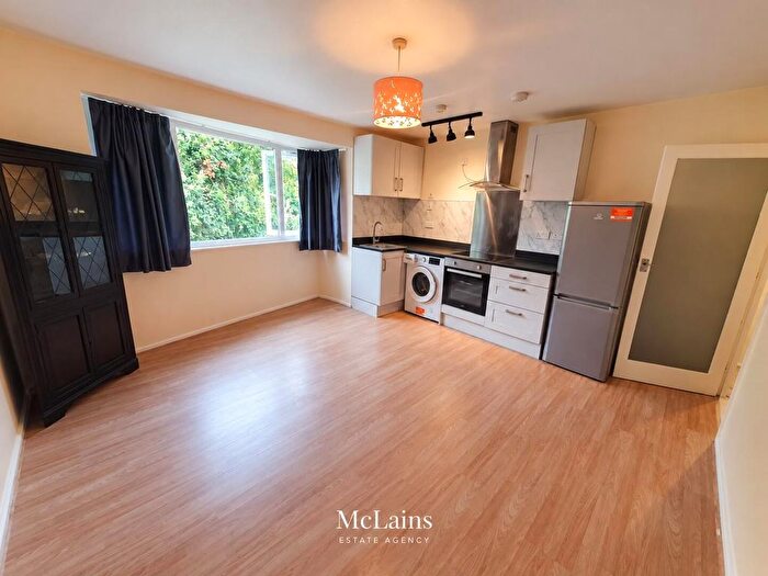 3 Bedroom Flat To Rent In Brecon Close, Luton, LU1