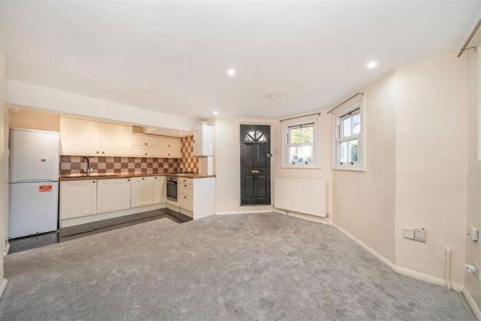 2 Bedroom Flat To Rent In Jerningham Road, London, SE14