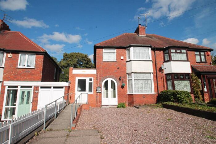 3 Bedroom Semi-Detached House For Sale In Stourbridge Road, Halesowen, B63