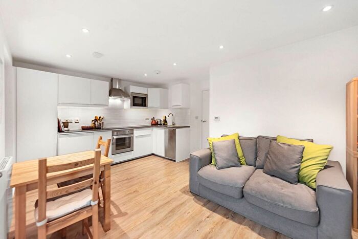 1 Bedroom Flat To Rent In Triangle Place, Clapham, London, SW4