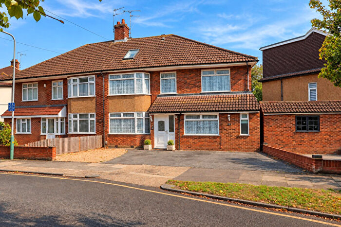 5 Bedroom Semi-Detached House For Sale In Hornminster Glen, Hornchurch, RM11