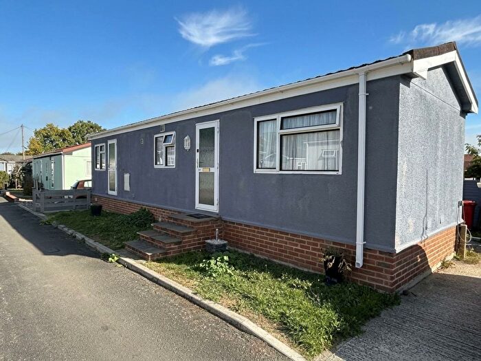 2 Bedroom Mobile/park Home For Sale In James Avenue, Clearways Park, TN15