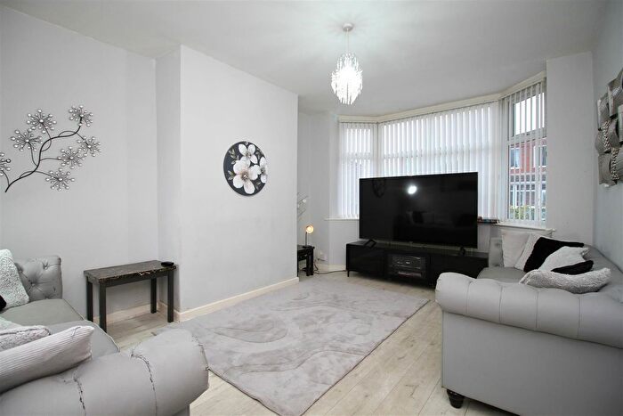 3 Bedroom Semi-Detached House For Sale In Bentley Road, Denton, Manchester, M34