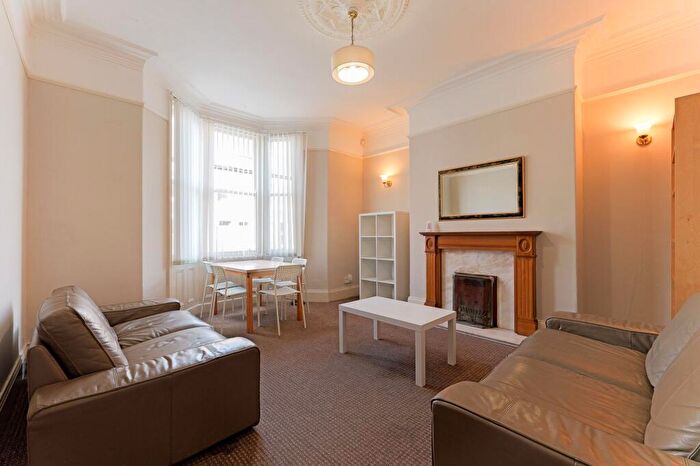 5 Bedroom House Of Multiple Occupation To Rent In Ripon Gardens - Bedrooms - £Pppw, NE2