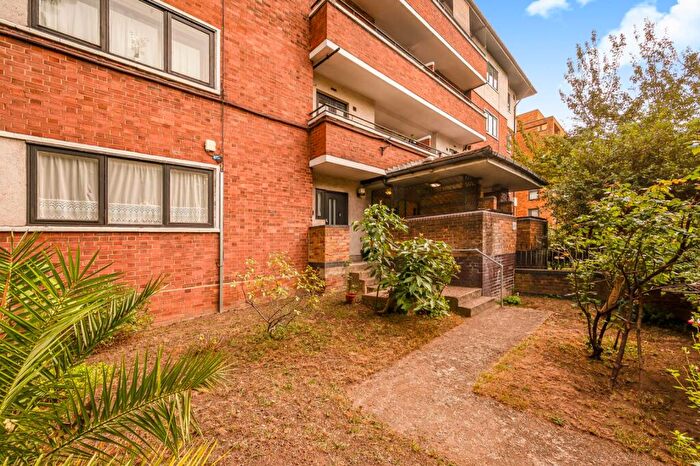 2 Bedroom Maisonette For Sale In New North Road, Islington, N1