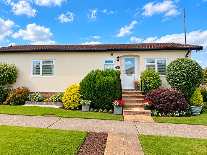 2 Bedroom Mobile/park Home For Sale In Central Avenue, Tower Park, Hockley, Essex, SS5