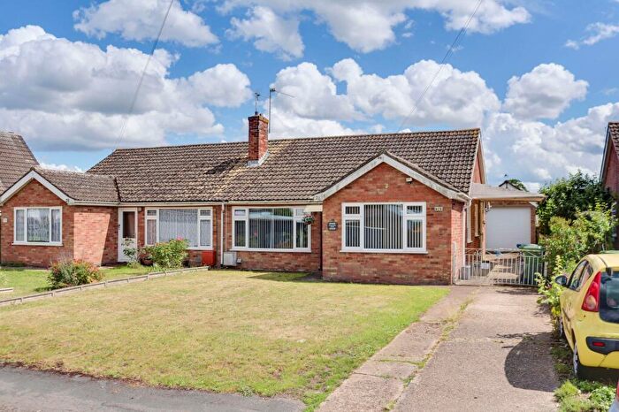 3 Bedroom Semi-Detached Bungalow For Sale In Blenheim Grove, Offord D'arcy, PE19