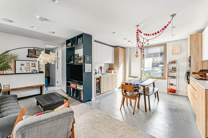 2 Bedroom Flat For Sale In Helmsley Street, London, E8