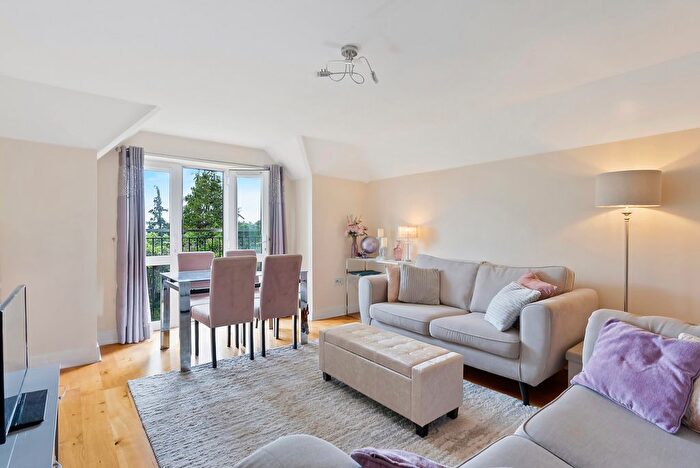2 Bedroom Flat For Sale In Buckingham Drive, Reading, RG4