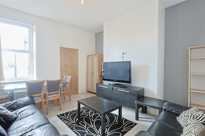 3 Bedroom Flat To Rent In Simonside Terrace, Heaton, Newcastle Upon Tyne, NE6