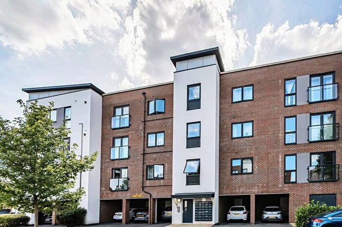 2 Bedroom Flat For Sale In Elvian Close, Reading, Berkshire, RG30