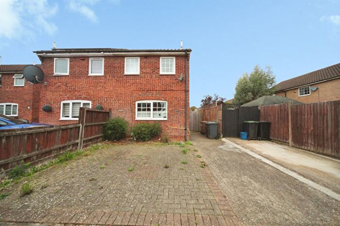 2 Bedroom End Of Terrace House For Sale In Buzzard Road, Luton, LU4