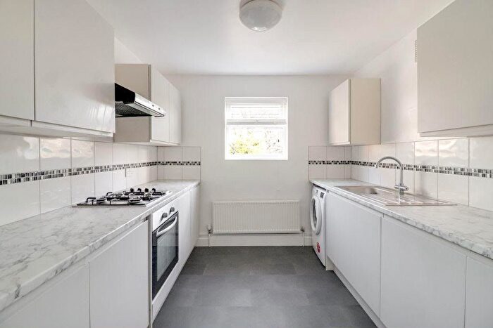 3 Bedroom Flat To Rent In Shepperton Road, Staines-Upon-Thames, Surrey, TW18