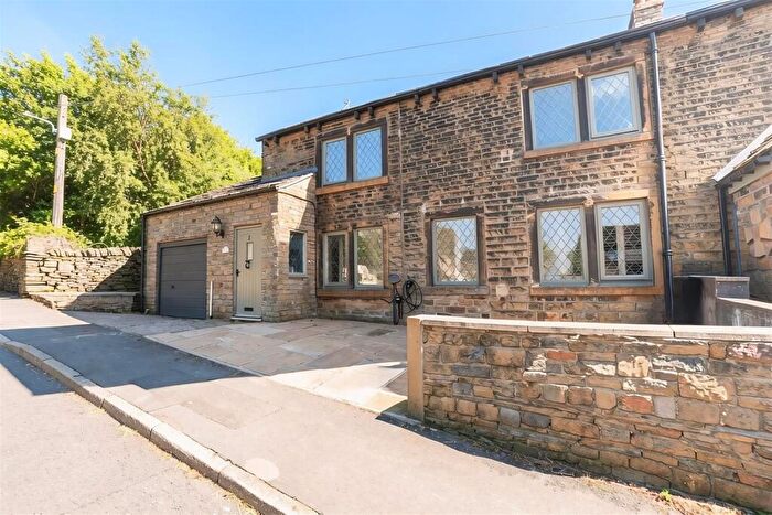 4 Bedroom Semi-Detached House To Rent In North View, Barkisland, HX4