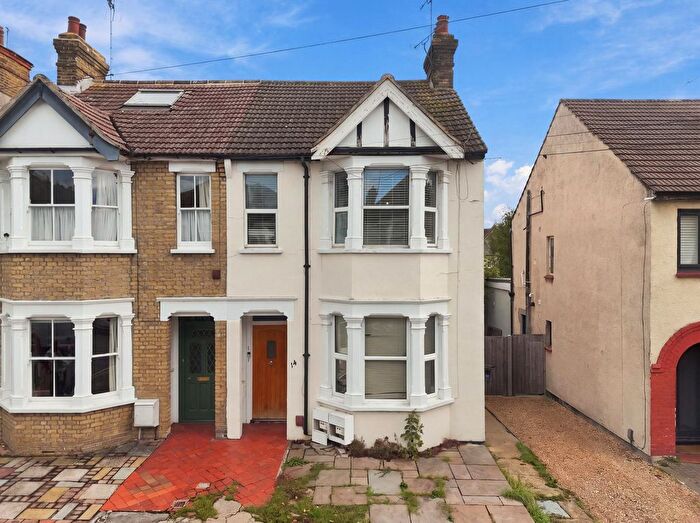 1 Bedroom Flat For Sale In Cranleigh Drive, Leigh-On-Sea, SS9