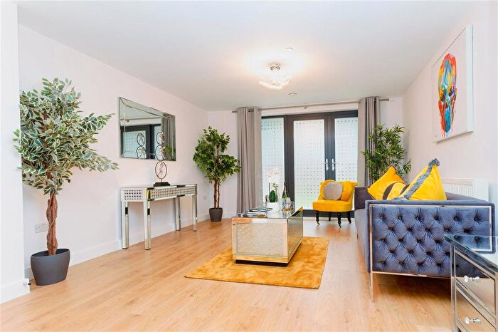 2 Bedroom Flat To Rent In Marketfield Way, Redhill, Surrey, RH1