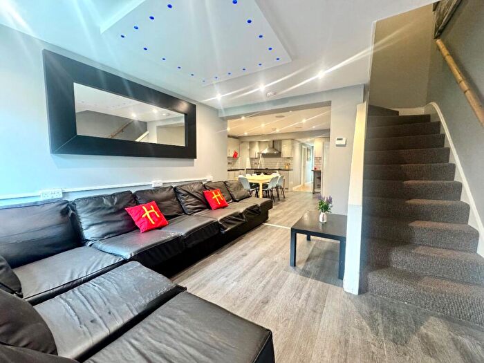 7 Bedroom Semi-Detached House To Rent In Bed Student Home - Tenterden Drive, CT2