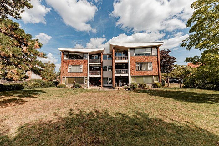 2 Bedroom Flat For Sale In Whitefriars Meadow, Sandwich, CT13
