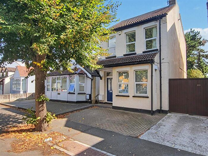 3 Bedroom Detached House For Sale In South Avenue, Southend-On-Sea, SS2