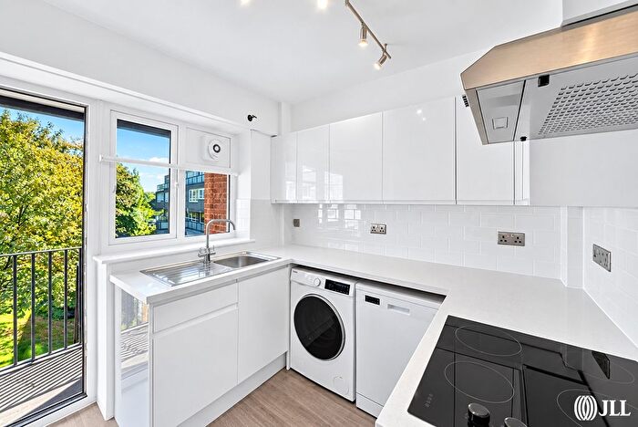 3 Bedroom Flat To Rent In Richmond Hill, Richmond, TW10