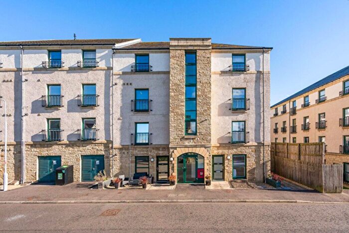 3 Bedroom Maisonette For Sale In Lady Campbells Court, Dunfermline, KY12