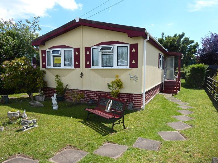 2 Bedroom Mobile/park Home For Sale In Hurley Riverside Park, Hurley, Maidenhead, SL6