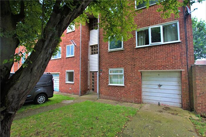 2 Bedroom Flat To Rent In Thorgam Court, Grimsby, DN31