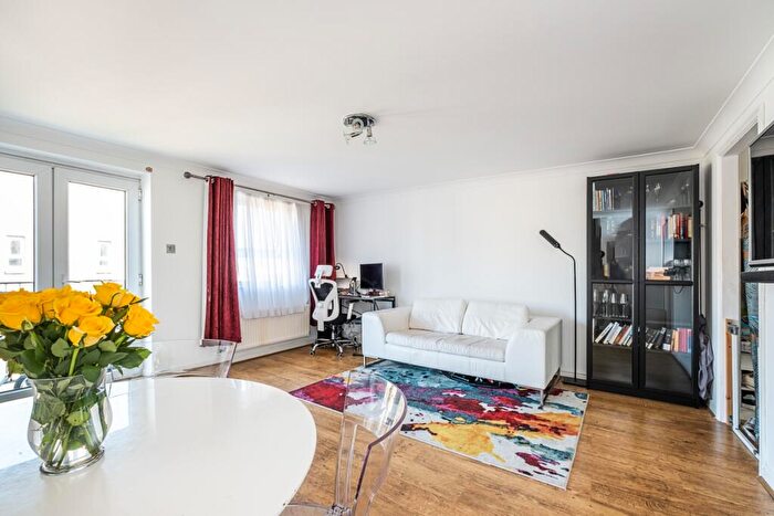 2 Bedroom Duplex To Rent In Schooner Close, E14