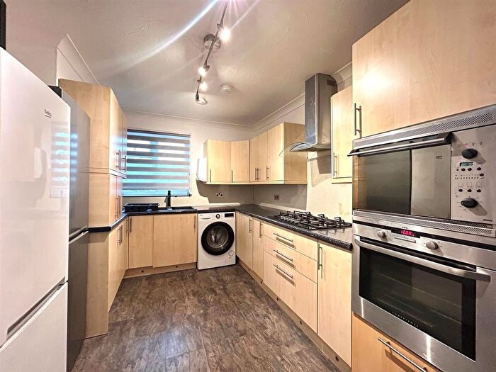 4 Bedroom Maisonette To Rent In Gifford Gardens, Hanwell, W7