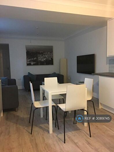 5 Bedroom Semi-Detached House To Rent In Broadlands Road, Southampton, SO17