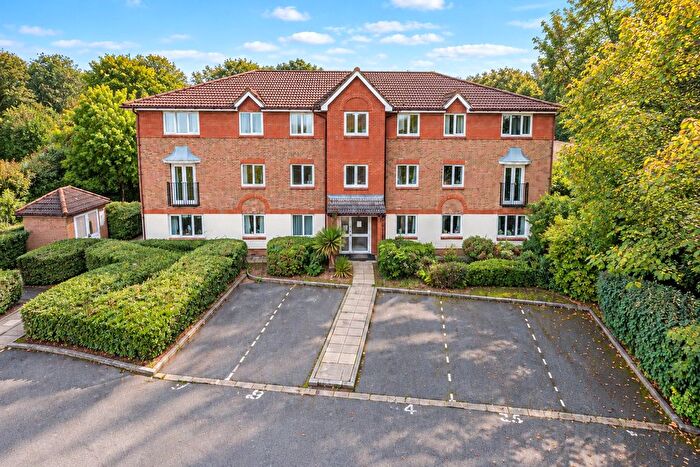 2 Bedroom Flat For Sale In Lindisfarne Gardens, Maidstone, ME16