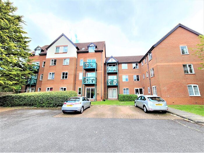 2 Bedroom Apartment For Sale In Admirals Court, Rose Kiln Lane, Reading, RG1