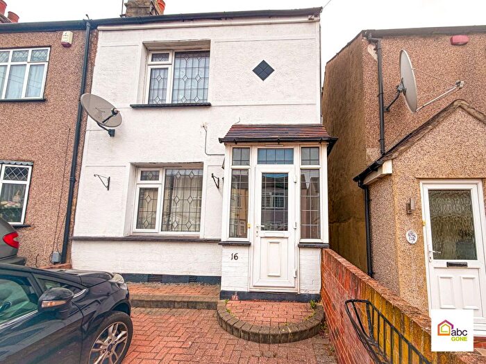 3 Bedroom Terraced House To Rent In Aveley Road, Romford, RM1