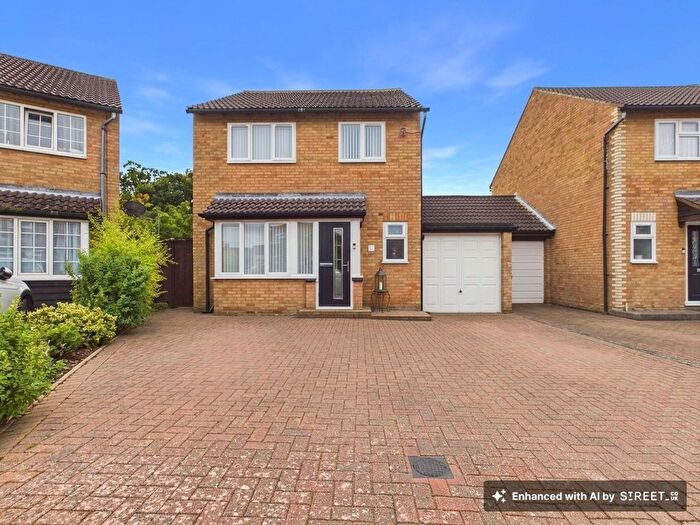 4 Bedroom Link Detached House For Sale In Hawks Way, Ashford, TN23