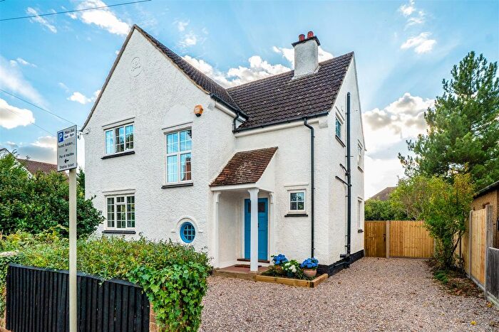 4 Bedroom Detached House For Sale In Keats Close, Bedford, MK40