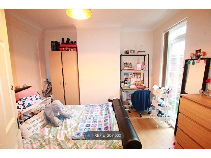 3 Bedroom Terraced House To Rent In Donnington Gardens, Reading, RG1