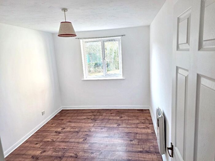 1 Bedroom Flat To Rent In Chandlers Drive, Erith, DA8