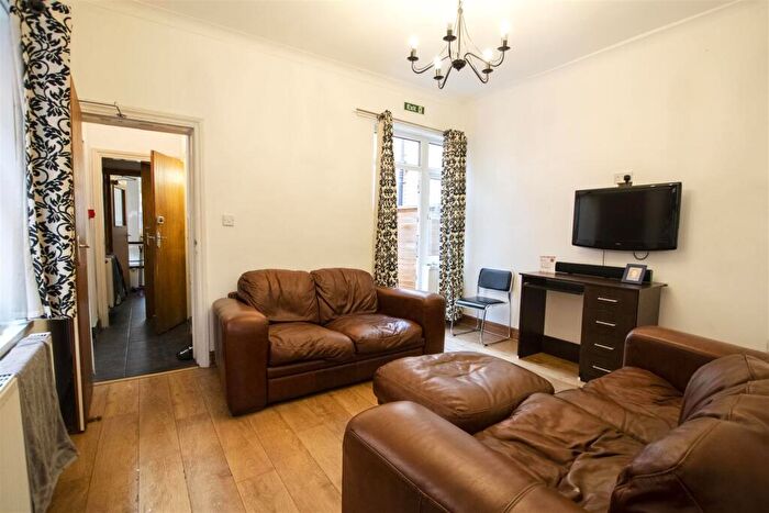 5 Bedroom House To Rent In Warwards Lane, Birmingham, B29