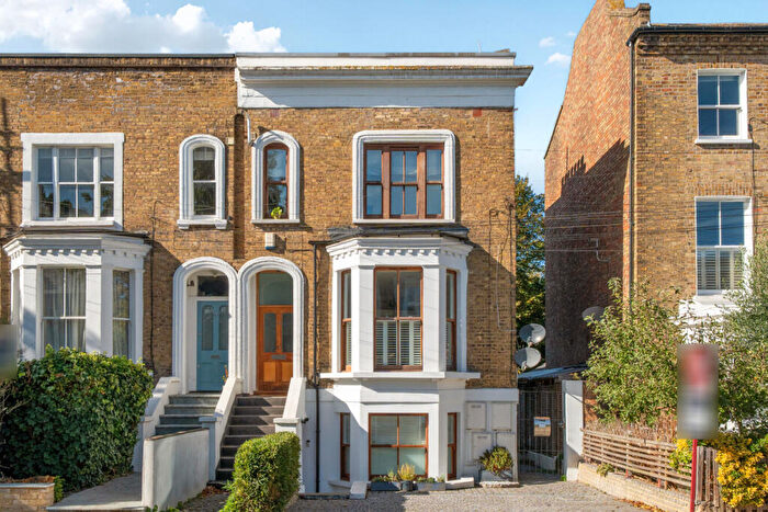 2 Bedroom Flat For Sale In Shakespeare Road, Herne Hill, London, SE24