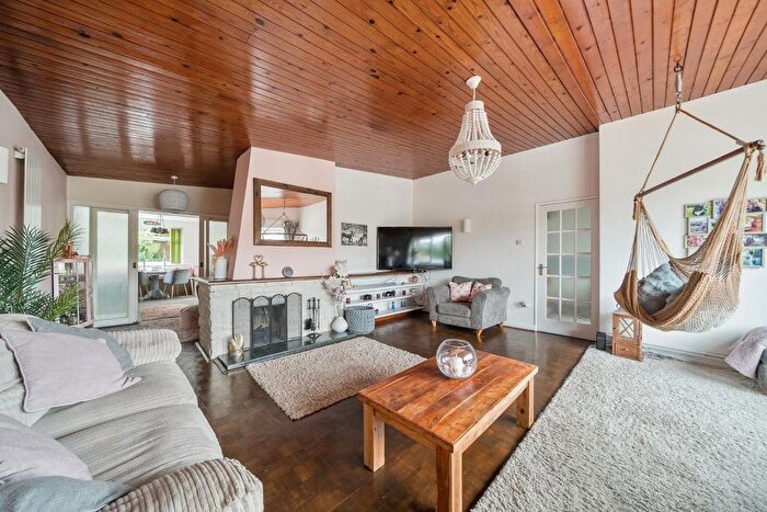 4 Bedroom Link Detached House For Sale In Hurstville Drive, Waterlooville, PO7