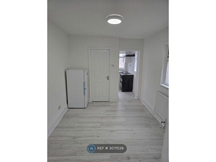 Studio To Rent In Chestnut Rise, London, SE18