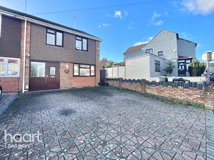 3 Bedroom End Of Terrace House For Sale In Black Swan Lane, Luton, LU3