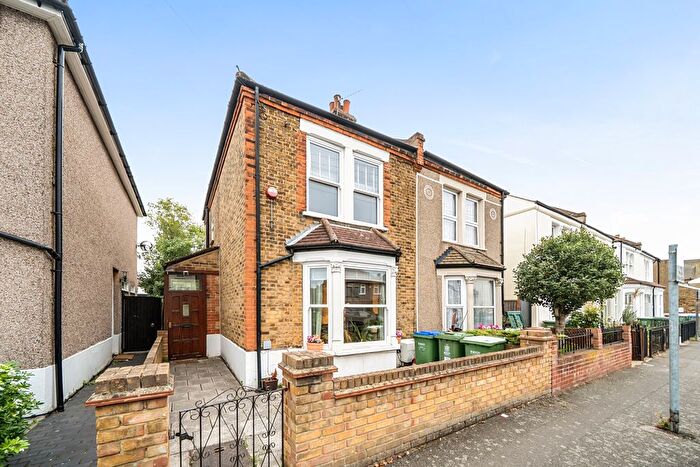3 Bedroom Semi-Detached House For Sale In Harcourt Road, Bexleyheath, DA6
